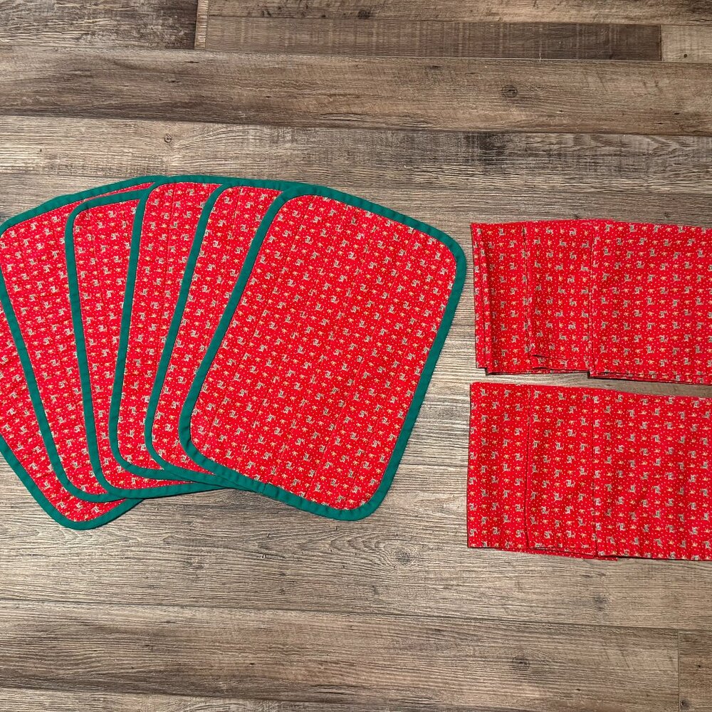 Vintage Christmas Reindeer Red Fabric Cloth 6 Placemats 6 Napkins Linens